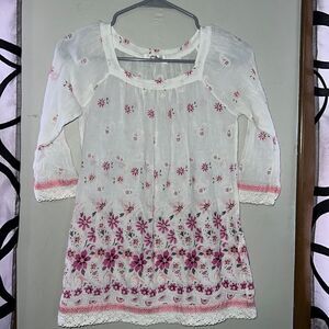Hepburn boutique floral lace top size medium